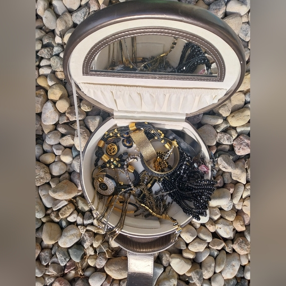 Jewelry Set with Black and Gold Accents - Picture 12 of 13